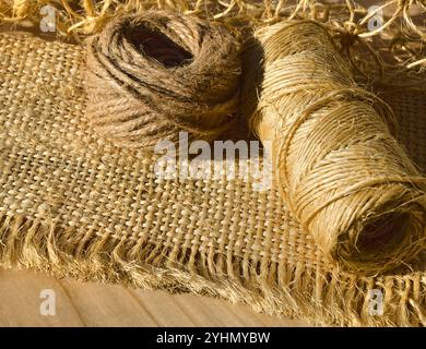 Hobby, travaux d'aiguille. tissage de macramé. Fils pour tisser macramé sur le fond de toile de jute. Banque D'Images