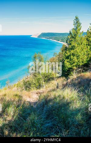 Vue vers Sleeping Bear Dune depuis l'Empire Bluff Trail dans Sleeping Bear Dunes National Lakeshore dans le Michigan, États-Unis. Banque D'Images