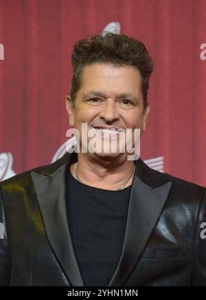 Miami, États-Unis. 11 novembre 2024. MIAMI, FLORIDE - 11 NOVEMBRE : L'auteur-compositeur-interprète colombien Carlos vives assiste à une conférence de presse de questions et réponses pour lancer la semaine DES Latin GRAMMY® et commémorer la personne de l'année de la Latin Recording Academy® au Kaseya Center le 11 novembre 2024 à Miami, en Floride. (Photo de JL/Sipa USA) crédit : Sipa USA/Alamy Live News Banque D'Images