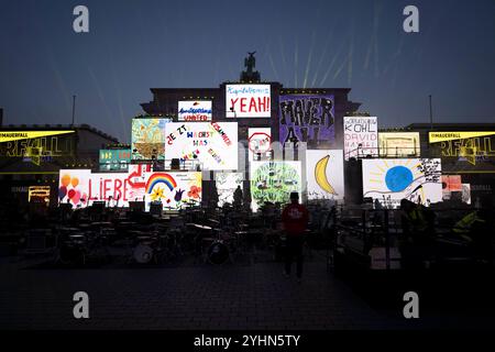 Chute du mur de Berlin - commémoration DEU, Deutschland, Allemagne, Berlin, 09.11.2024 Plakat Kapitalismus Yeah Projektion von Schilder und Plakaten mit Symbolen zur Wiedervereinigung Fall der Berliner Mauer und Freiheit sowie Beleuchtung als Kunstaktion zur Erinnerung an den 35. Jahrestag des Mauerfalls AM 9. Novembre 1989 unter dem motto Fest der Freiheit am Brandenburger Tor à Berlin Deutschland . Die Mauer, die 1961 von der ehemaligen ostdeutschen Regierung errichtet wurde, fiel wahrend einer friedlichen Revolution AM 9. Novembre 1989 und ebnete den Weg für die Wiedervereinigung der beide Banque D'Images