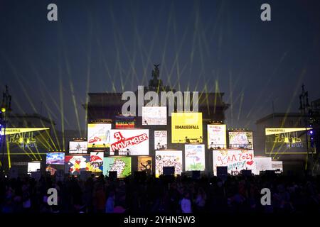 Chute du mur de Berlin - commémoration DEU, Deutschland, Allemagne, Berlin, 09.11.2024 Projektion von Schilder und Plakaten mit Symbolen zur Wiedervereinigung Fall der Berliner Mauer und Freiheit sowie Beleuchtung als Kunstaktion zur Erinnerung an den 35. Jahrestag des Mauerfalls AM 9. Novembre 1989 unter dem motto Fest der Freiheit am Brandenburger Tor à Berlin Deutschland . Die Mauer, die 1961 von der ehemaligen ostdeutschen Regierung errichtet wurde, fiel wahrend einer friedlichen Revolution AM 9. Novembre 1989 und ebnete den Weg für die Wiedervereinigung der beiden deutschen Staaten. Die M Banque D'Images