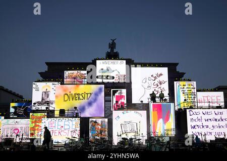 Chute du mur de Berlin - commémoration DEU, Deutschland, Allemagne, Berlin, 09.11.2024 Projektion von Schilder und Plakaten mit Symbolen zur Wiedervereinigung Fall der Berliner Mauer und Freiheit als Kunstaktion zur Erinnerung an den 35. Jahrestag des Mauerfalls AM 9. Novembre 1989 unter dem motto Fest der Freiheit am Brandenburger Tor à Berlin Deutschland . Die Mauer, die 1961 von der ehemaligen ostdeutschen Regierung errichtet wurde, fiel wahrend einer friedlichen Revolution AM 9. Novembre 1989 und ebnete den Weg für die Wiedervereinigung der beiden deutschen Staaten. Die Mauer verhinderte d Banque D'Images