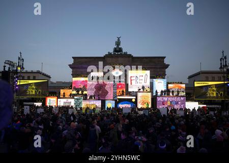 Chute du mur de Berlin - commémoration DEU, Deutschland, Allemagne, Berlin, 09.11.2024 Frei Projektion von Schilder und Plakaten mit Symbolen zur Wiedervereinigung Fall der Berliner Mauer und Freiheit als Kunstaktion zur Erinnerung an den 35. Jahrestag des Mauerfalls AM 9. Novembre 1989 unter dem motto Fest der Freiheit am Brandenburger Tor à Berlin Deutschland . Die Mauer, die 1961 von der ehemaligen ostdeutschen Regierung errichtet wurde, fiel wahrend einer friedlichen Revolution AM 9. Novembre 1989 und ebnete den Weg für die Wiedervereinigung der beiden deutschen Staaten. Die Mauer Verhinde Banque D'Images