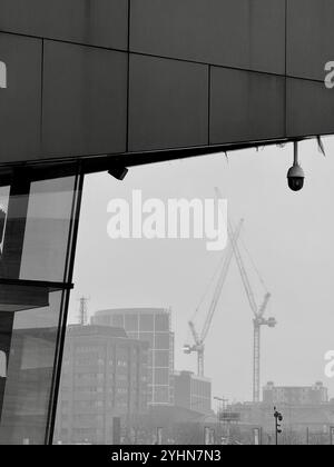 Deux grues sur City skyline depuis Pier Head, Liverpool UK Banque D'Images