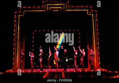 de gauche à droite : Gary Martin (Rocky), Dee Robillard (Columbia), Brett Forrest (Riff Raff), Claire Lewis (Magenta), Daniel Abineri (Frank-n-Furter), Nicholas Courtney (narrateur), Amanda Redman (Janet), Terence Hillyer (Brad), Ziggy Byfield (Dr Scott) dans LE SPECTACLE ROCKY HORROR au Haymarket Theatre, Leicester, Angleterre 08/08/1979 livre, musique et paroles de Richard O'Brien décor : Brian Thomson costumes : Sue Blane réalisateur : Julian Hope Banque D'Images