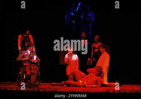 Avant, de gauche à droite : Ziggy Byfield (Dr Scott), Daniel Abineri (Frank-n-Furter), Amanda Redman (Janet), Nicholas Courtney (Narrator), Gary Martin (Rocky - Foreground), Claire Lewis (Magenta), Terence Hillyer (Brad) arrière : Brett Forrest (Riff Raff), Dee Robillard (Columbia) dans LE SPECTACLE d'HORREUR ROCHEUSE au Haymarket Theatre, Leicester, Angleterre livre 08/08/1979, livre, musique de Richard Thomson costume : Brian Thomson Banque D'Images