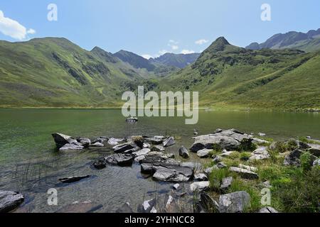 Vue sur le lac Isaby ou le lac d'Isaby, un lac glaciaire, avec Shoreline Boulders dans les Hautes-Pyrénées ou Pyrénées chaîne de montagnes France Banque D'Images