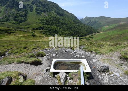 Abreuvoir ou abreuvoir dans les Pyrénées ou Hautes-Pyréhées France Banque D'Images