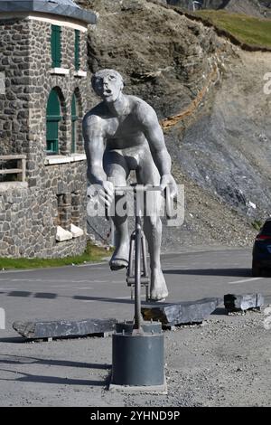 Sculpture monumentale cycliste ou Statue le géant (1995-96) en hommage à Octave Lapize, par Jean-Bernaerd Métais, Col de Tourmalet, Pyrénées France Banque D'Images