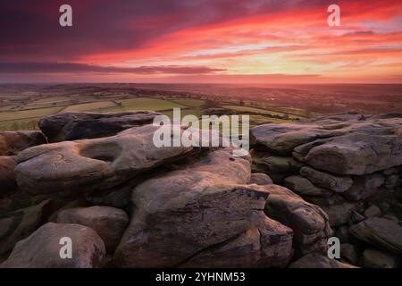 Lumière de l'aube spectaculaire à Almsliffe Crag, un affleurement de gritstone à Wharfedale, dans le Yorkshire du Nord, près du village de North Rigton Banque D'Images