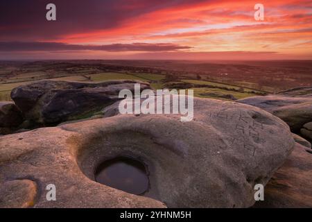 Lumière de l'aube spectaculaire à Almsliffe Crag, un affleurement de gritstone à Wharfedale, dans le Yorkshire du Nord, près du village de North Rigton Banque D'Images