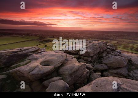 Lumière de l'aube spectaculaire à Almsliffe Crag, un affleurement de gritstone à Wharfedale, dans le Yorkshire du Nord, près du village de North Rigton Banque D'Images