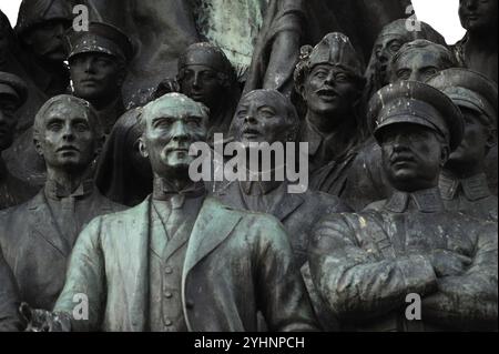 Istanbul, Turquie. Monument de Reoublic (Cumhuriyet Anıtı), exécuté en 1928 par Pietro Canonica (1869-1959). Il a été inauguré sur la place Taksim (Taksim Meydanı) en 1928 pour commémorer le cinquième anniversaire de la fondation de la République de Turquie en 1923 après la guerre d'indépendance turque. Détail du groupe sculptural en bronze avec Kemal Atatürk, Ismet Inönü et le maréchal Fevzi Çakmak (portant l'uniforme). Banque D'Images