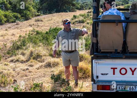 Un guide de garde forestier montrant et parlant à un groupe de touristes dans une jeep safari à Schotia Game Reserve, Eastern Cape, Afrique du Sud Banque D'Images