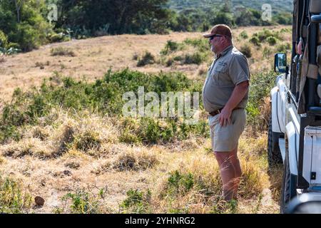 Un guide de garde forestier montrant et parlant à un groupe de touristes dans une jeep safari à Schotia Game Reserve, Eastern Cape, Afrique du Sud Banque D'Images