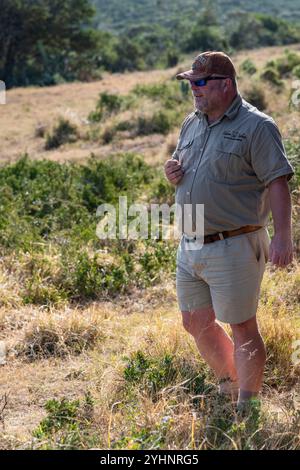 Un guide de garde forestier montrant et parlant à un groupe de touristes dans une jeep safari à Schotia Game Reserve, Eastern Cape, Afrique du Sud Banque D'Images