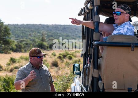 Un guide de garde forestier montrant et parlant à un groupe de touristes dans une jeep safari à Schotia Game Reserve, Eastern Cape, Afrique du Sud Banque D'Images