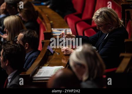 FRANCE-POLITIQUE-GOUVERNEMENT-PARLEMENT rassemblement la dirigeante nationale Marine le Pen entre les bancs de l'Assemblée nationale recharge sa cigarette électronique. À Paris, le 12 novembre 2024. PARIS ILE-DE-FRANCE FRANCE COPYRIGHT : XANDREAXSAVORANIXNERIX FRANCE-POLITICS-GOVERNMENT-PARLI ASAVORANINERI-18 Banque D'Images