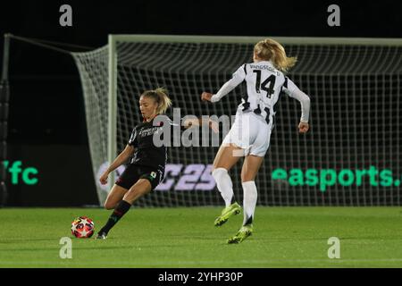 Leah Williamson (Arsenal Women FC) - Amalie Vangsgaard (Juventus FC) pendant le match de football féminin Juventus vs Arsenal, UEFA Champions League Women à Biella, Italie, le 12 novembre 2024 Banque D'Images