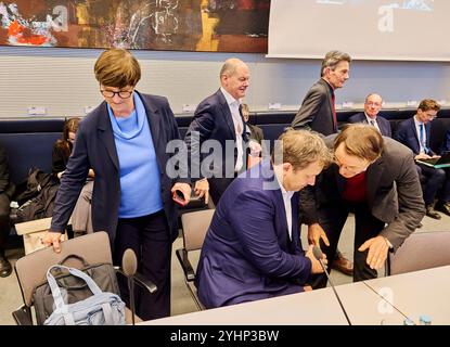 Rolf Mützenich und Olaf Scholz in der Bundestagsfraktion EUR,DeutschlandBerlin, 12.11.2024 : V.l.n.r. Saskia Esken, Olaf Scholz, Lars Klingbeil, Karl Lauterbach und Rolf Mützenich kurz vor der Fraktionssitzung der SPD im Bundestag. *** Rolf Mützenich et Olaf Scholz dans le groupe parlementaire EUR,Allemagne Berlin, 12 11 2024 de gauche à droite Saskia Esken, Olaf Scholz, Lars Klingbeil, Karl Lauterbach et Rolf Mützenich peu avant la réunion du groupe parlementaire SPD au Bundestag Banque D'Images