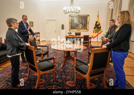 Berlin, Allemagne. 12 novembre 2024. Friedrich Merz (gauche-droite, CDU), président fédéral de la CDU et chef du groupe parlementaire CDU/CSU, Britta Haßelmann, chef du groupe parlementaire Bündnis 90/Die Grünen, Katharina Dröge, chef du groupe parlementaire Bündnis 90/Die Grünen, et Rolf Mützenich, chef du groupe parlementaire SPD, attendent le président fédéral dans le bureau du Palais Bellevue. La coalition et la CDU/CSU se sont entendues sur une date pour les nouvelles élections au Bundestag le 23 février 2025. Crédit : Kay Nietfeld/dpa/Alamy Live News Banque D'Images