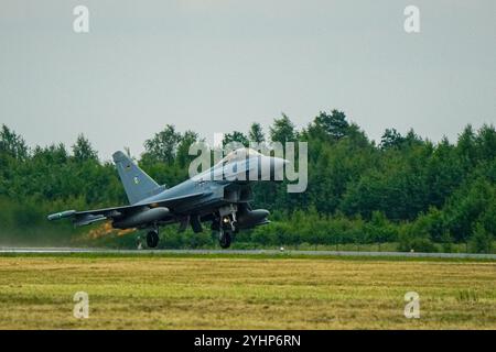 Liepaja, Lettonie- 16 juin 2024 : le chasseur Eurofighter Typhoon de l'armée de l'air allemande décolle de la piste de l'aéroport Banque D'Images