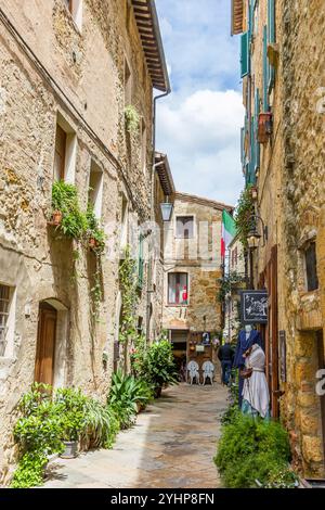 Rue étroite avec magasins et restaurant dans le centre historique de Pienza, Italie Banque D'Images