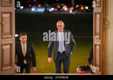 Berlin, Allemagne. 12 novembre 2024. Friedrich Merz, président fédéral de la CDU et chef du groupe parlementaire CDU/CSU, arrive au Palais de Bellevue pour une rencontre avec le président fédéral et d'autres chefs de groupe parlementaire. La coalition et la CDU/CSU se sont entendues sur une date pour les nouvelles élections au Bundestag le 23 février 2025. Crédit : Kay Nietfeld/dpa/Alamy Live News Banque D'Images