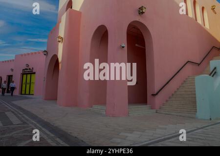 Doha Qatar. 6 octobre 2023 bâtiment coloré dans le vieux port Doha, Qatar Banque D'Images