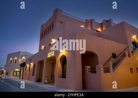 Doha Qatar. 6 octobre 2023 bâtiment coloré dans le vieux port Doha, Qatar Banque D'Images