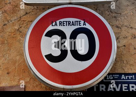 Un panneau routier de limitation de vitesse de 30 km/h auquel quelqu'un a ajouté "retraite à" à Marseille. Banque D'Images