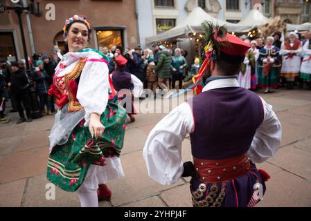 Les membres du groupe de danse exécutent une danse folklorique pendant la Parade de l'indépendance. Le 11 novembre est la date à laquelle la Pologne a retrouvé son indépendance après 123 ans de captivité, alors que la Pologne était sous les divisions russe, prussienne et autrichienne. Cette année marque le 106e anniversaire. La parade a été suivie par des résidents de la ville et des visiteurs. La procession du défilé était composée de groupes extrêmement colorés, d'acteurs, d'écoliers et de groupes de reconstitution représentant l'histoire polonaise. Des spectacles musicaux et de danse ont eu lieu le long du parcours du défilé. Des chansons patriotiques et folkloriques ont été chantées et une atmosphère joyeuse w Banque D'Images