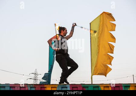 30 août 2024 : les fans s’imprégnent du soleil et de l’atmosphère lors de l’événement Rock N Roll Circus 2024 qui se déroule au Don Valley Bowl de Sheffield. Au cours de ces 3 jours, des artistes tels que Richard Hawley, Becky Hill et Hacienda Classical monteront sur scène pour se produire devant des milliers de spectateurs. (Crédit image : © Myles Wright/ZUMA Press Wire) USAGE ÉDITORIAL SEULEMENT! Non destiné à UN USAGE commercial ! Banque D'Images