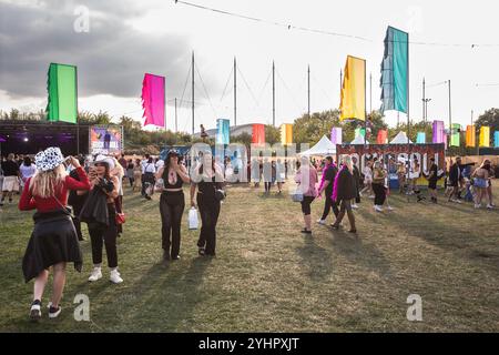 30 août 2024 : les fans s’imprégnent du soleil et de l’atmosphère lors de l’événement Rock N Roll Circus 2024 qui se déroule au Don Valley Bowl de Sheffield. Au cours de ces 3 jours, des artistes tels que Richard Hawley, Becky Hill et Hacienda Classical monteront sur scène pour se produire devant des milliers de spectateurs. (Crédit image : © Myles Wright/ZUMA Press Wire) USAGE ÉDITORIAL SEULEMENT! Non destiné à UN USAGE commercial ! Banque D'Images