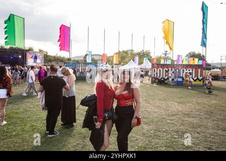 30 août 2024 : les fans s’imprégnent du soleil et de l’atmosphère lors de l’événement Rock N Roll Circus 2024 qui se déroule au Don Valley Bowl de Sheffield. Au cours de ces 3 jours, des artistes tels que Richard Hawley, Becky Hill et Hacienda Classical monteront sur scène pour se produire devant des milliers de spectateurs. (Crédit image : © Myles Wright/ZUMA Press Wire) USAGE ÉDITORIAL SEULEMENT! Non destiné à UN USAGE commercial ! Banque D'Images