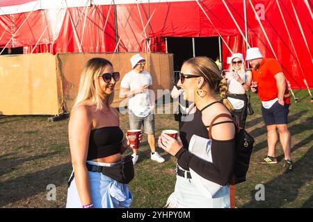 30 août 2024 : les fans s’imprégnent du soleil et de l’atmosphère lors de l’événement Rock N Roll Circus 2024 qui se déroule au Don Valley Bowl de Sheffield. Au cours de ces 3 jours, des artistes tels que Richard Hawley, Becky Hill et Hacienda Classical monteront sur scène pour se produire devant des milliers de spectateurs. (Crédit image : © Myles Wright/ZUMA Press Wire) USAGE ÉDITORIAL SEULEMENT! Non destiné à UN USAGE commercial ! Banque D'Images