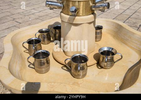 Natla en argent ou gobelets rituels juifs pour le lavage des mains se trouvent dans un évier en marbre près du mur occidental à Jérusalem. Banque D'Images