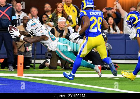 Inglewood, États-Unis. 11 novembre 2024. Le receveur des Miami Dolphins, Malik Washington, marque lors d'une réception de touchdown de 18 yards contre les Rams de Los Angeles au SoFi Stadium le lundi 11 novembre 2024. Les dauphins mènent à la mi-temps 10-6. Photo de Jon SooHoo/UPI crédit : UPI/Alamy Live News Banque D'Images