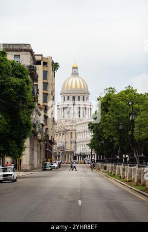 LA HAVANE, CUBA - 28 AOÛT 2023 : rue Paseo de Marti et Capitolio en arrière-plan, la Havane, Cuba Banque D'Images