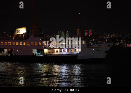 ISTANBUL, TURKIYE - 23 AVRIL 2024 : ferry transportant des personnes entre les côtés de la ville d'Istanbul Banque D'Images