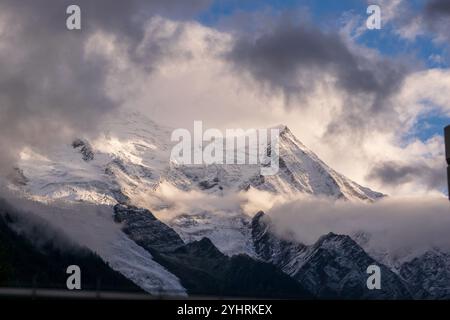 Mont-Blanc enveloppé de nuages au coucher du soleil à Chamonix, France. Banque D'Images