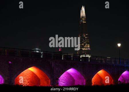 Le Shard la nuit vu de l'intérieur de la Tour de Londres Banque D'Images