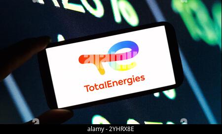 Konskie, Pologne - 12 novembre 2024 : logo de la société TotalEnergies affiché sur le téléphone portable Banque D'Images