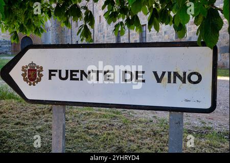 Ayegui, Espagne- 24 mai 2024 : le panneau pour la fontaine à vin ou Fuente de Vino à Ayegui dans le nord de l'Espagne Banque D'Images