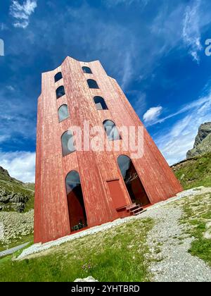 Tour en bois moderne du théâtre Origen contre un ciel bleu lumineux Banque D'Images