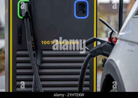 Elektroauto lädt an einer Ökostrom-Ladestation 12.11.24, Rüsselsheim : Symbolfoto, Illustrationsbild, Symbolbild, Illustrationsfoto, Alltagsszene Elektroauto lädt an einer Ökostrom-Ladestation Ein Elektroauto beim Laden an einer Ladestation mit der Aufschrift 100% Ökostrom. Der Ladestecker ist mit dem Fahrzeug verbunden und zeigt den Einsatz erneuerbarer Energiequellen. . . Rüsselsheim Hessen Allemagne *** voiture électrique charge à une borne de recharge d'électricité verte 12 11 24, Rüsselsheim photo symbole, image illustration, image symbole, photo illustration, scène quotidienne voiture électrique charge à un Banque D'Images