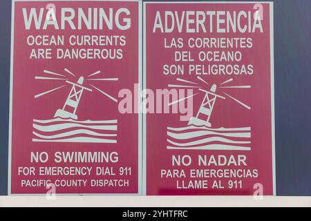 Amérique du Nord, États-Unis, État de Washington, long Beach. Bilingue pas de panneau de natation avertissant des courants dangereux. Banque D'Images