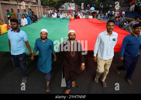 Dhaka, Bangladesh. 8 novembre 2024. Le Parti nationaliste du Bangladesh (BNP) a organisé un défilé haut en couleur à Dhaka, au Bangladesh, pour marquer l'historique Journée de la révolution nationale et de la solidarité. Des milliers de dirigeants et de militants ont participé à la procession avec différents types de pancartes et de banderoles. (Crédit image : © Syed Mahabubul Kader/ZUMA Press Wire) USAGE ÉDITORIAL SEULEMENT! Non destiné à UN USAGE commercial ! Banque D'Images