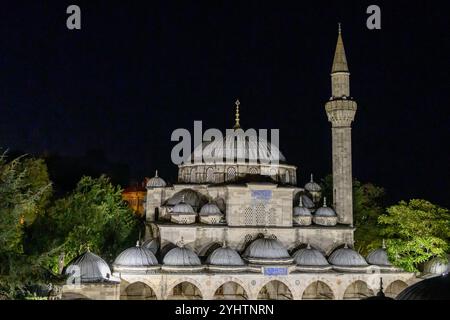 21/10/2024. Istanbul, Turquie. La mosquée Sokollu Mehmed Pacha, ou Sokullu Mehmet Paşa Camii, la nuit. La mosquée Sokollu Mehmet Pacha à Istanbul est un témoignage remarquable de l'architecture et de l'histoire ottomanes. Construite par le célèbre architecte Mimar Sinan au XVIe siècle, cette mosquée se distingue par son design complexe et sa beauté époustouflante. La mosquée est célébrée pour ses tuiles Iznik exquises, qui ornent les murs avec des motifs et des couleurs vibrants. Le dôme élégant et les minarets élancés ajoutent à son aspect majestueux. Historiquement, il reflète la grandeur de l'Empire ottoman et de l'archi Banque D'Images