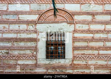 10/2024. Istanbul, Turquie. Soğukçeşme Sokağı (littéralement : rue de la fontaine froide) est une petite rue avec des maisons historiques dans le quartier Sultanahmet d'Istanbul, en Turquie, prise en sandwich entre Sainte-Sophie et le palais de Topkapı. La rue de la zone sans voiture porte le nom de la fontaine située à son extrémité en direction du parc Gülhane. Les maisons ottomanes en bois de deux ou trois étages, composées de quatre à dix pièces, datent du XIXe au XXe siècle et ont été restaurées à l’initiative de Çelik Gülersoy en 1985-1986, photo : © Simon Grosset Banque D'Images